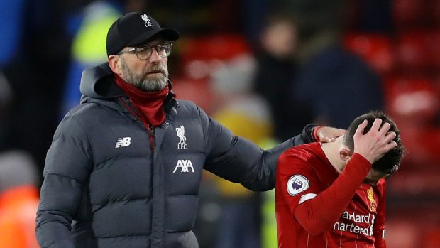 Zklamaní trenér Liverpoolu Jürgen Klopp a obránce Andrew Robertson.