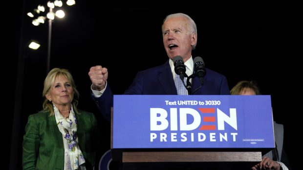 „Jsme docela naživu,“ prohlásil Joe Biden ke zveřejňovaným prozatímním výsledkům během superúterý. „A nenechte se mýlit. Tato kampaň pošle (amerického prezidenta) Donalda Trumpa balit kufry,“ dodal