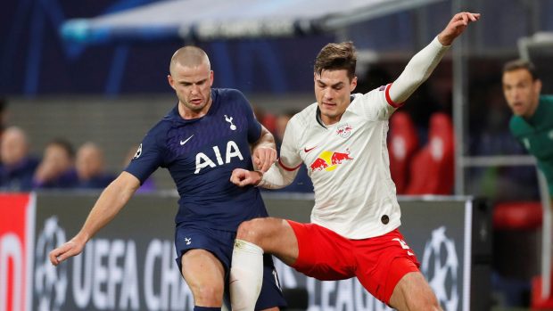 Patrik Schick (vpravo) v souboji s Ericem Dierem z Tottenhamu.