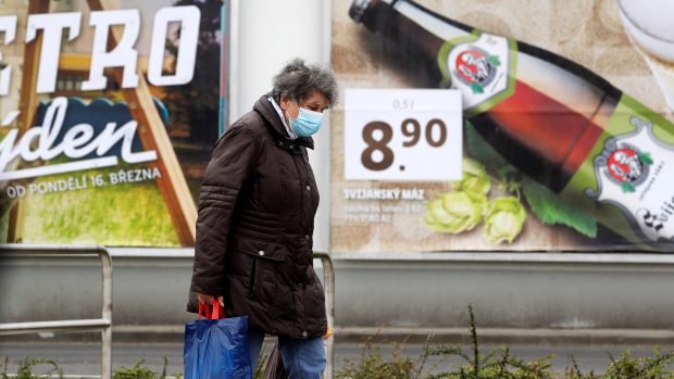 Žena odchází od jednoho ze supermarketů v Praze.