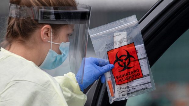 Pracovnice v Kalifornii přebírá sebetestovací vzorky na určení nákazy koronavirem
