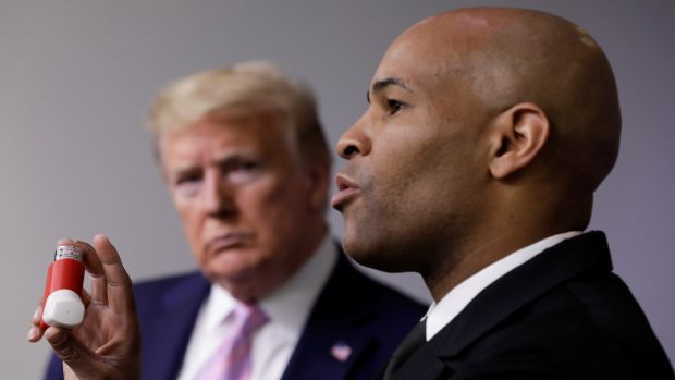 Vedoucí Vládní agentury pro veřejné zdraví Jerome Adams (vpravo) apeloval na Afroameričany, aby se kvůli koronaviru co nejvíce vyhýbali ostatním.