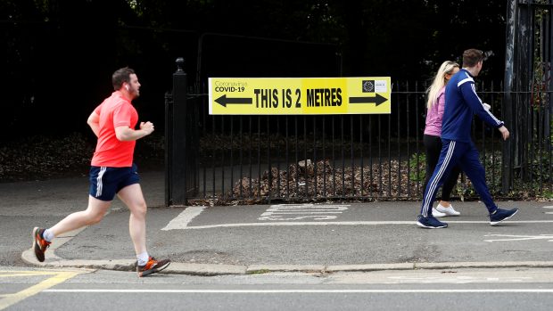 „Toto jsou dva metry,“ uvádí cedule v Dublinu upozorňující na dodržování rozestupů mezi lidmi během šíření koronaviru.