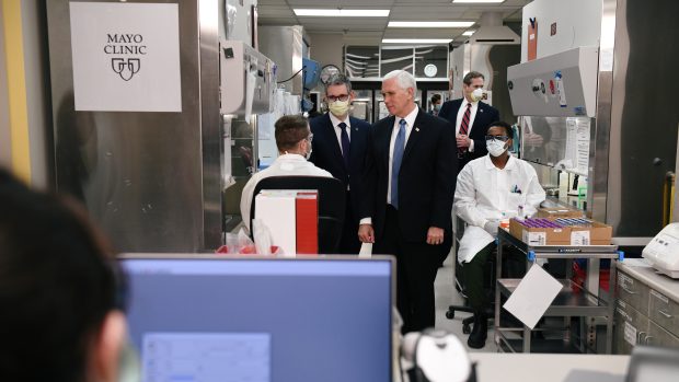 Mike Pence byl jako jediný bez roušky i při návštěvě laboratoře, kde nemocnice vyhodnocuje testy na koronavirus