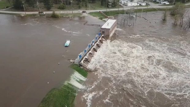 Po několikadenních silných deštích se v americkém státě Michigan protrhly dvě přehrady - Edenville Dam a Sanford Dam (na snímku).