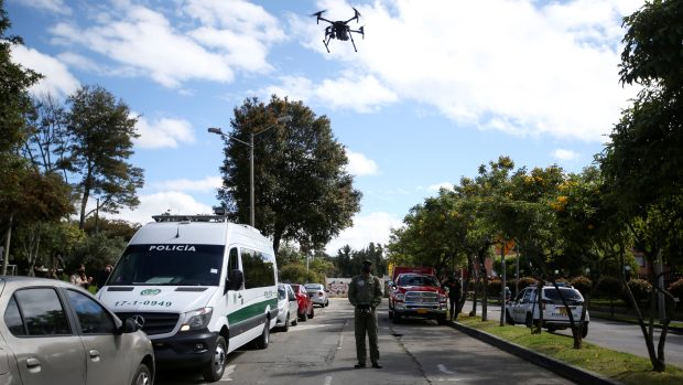 Policejní dron kontroluje obyvatele Bogoty, zda dodržují vládní nařízení