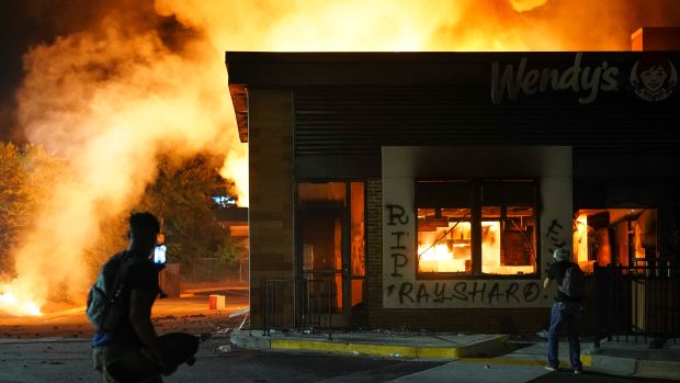 Během nepokojů v Atlantě zapálili protestující restauraci rychlého občerstvení