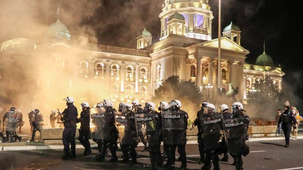 Protesty v Bělehradu před budovou Národního shromáždění.