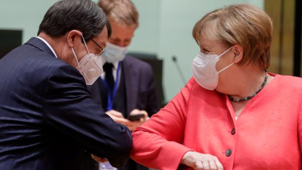 Kyperský prezident Nicos Anastasiades a německá kancléřka Angela Merkelová se vítají dotykem loktů na summitu EU v Bruselu