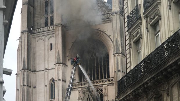 Zasahující hasiči při požáru katedrály v Nantes.