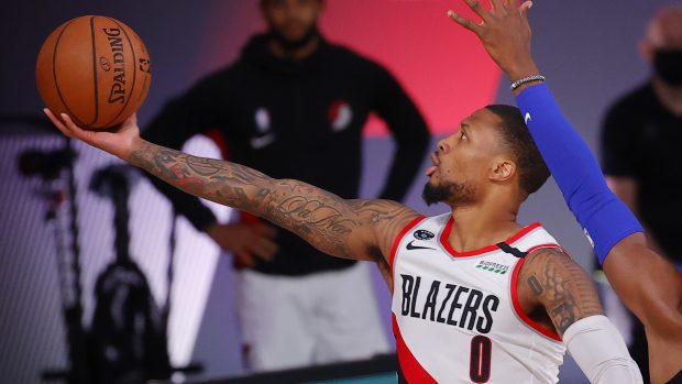 Damian Lillard (vlevo) z Portlandu během zápasu proti Philadelphii.