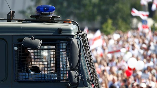 Policisté dohlížejí na nedělní protest