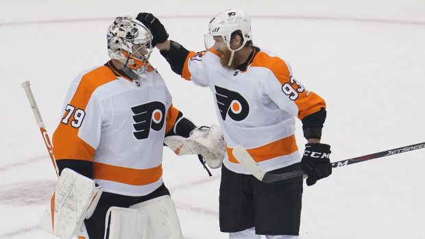 Jakub Voráček a brankář Carter Hart slaví
