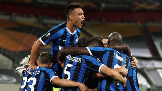 Fotbalisté Interu Milán slaví postup do finále Evropské ligy