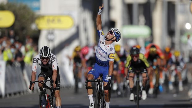 Julian Alaphilippe posílá po vítězství ve druhé etapě pozdrav do nebe