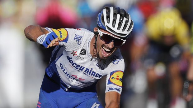 Julian Alaphilippe slaví vítězství ve druhé etapě Tour de France.