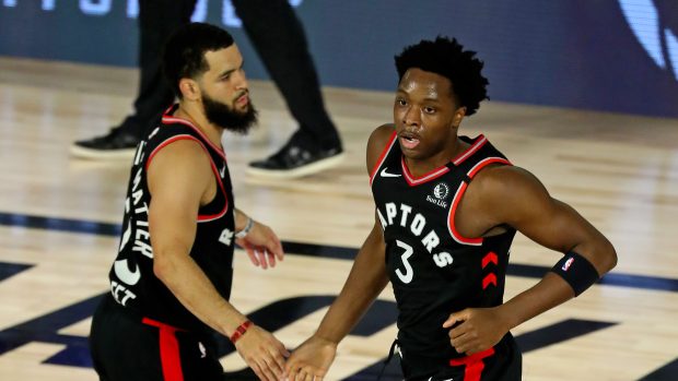 Radost basketbalistů Toronta Raptors, vpravo hrdina utkání Ogugua „OG“ Anunoby