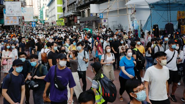 Stovky lidí v neděli vyšly do ulic v Hongkongu na protest proti odkladu parlamentních voleb a novému kontroverznímu bezpečnostnímu zákonu