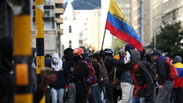 Organizátoři demonstrací chtějí navázat loňskou protestní vlnu proti konzervativní vládě prezidenta Ivána Duqueho. Současně apelují na současné vedení země, aby zamezilo masakrům obyvatel ze strany zločineckých gangů