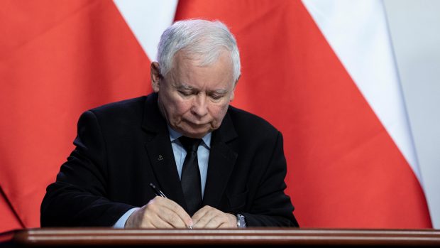 Předseda vládní strany Právo a spravedlnost Jaroslaw Kaczynski podepisuje novou koaliční smlouvu.