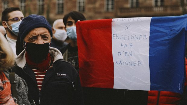 Lidé ve Francii se musí vyrovnat hned s několika teroristickými útoky, které zemi zasáhly v průběhu posledního měsíce. Činí tak třeba i se sloganem na francouzské vlajce „Svoboda učit ne je podřezávat“