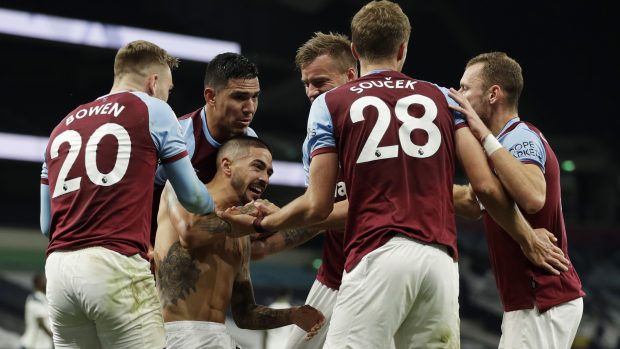 Fotbalisté West Hamu se radují z gólu do sítě Tottenhamu.