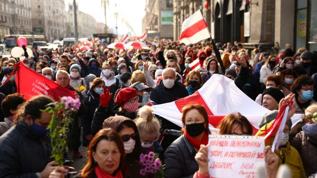 Celonárodní stávku v Bělorusku doprovázejí i společné pochody studentů a seniorů