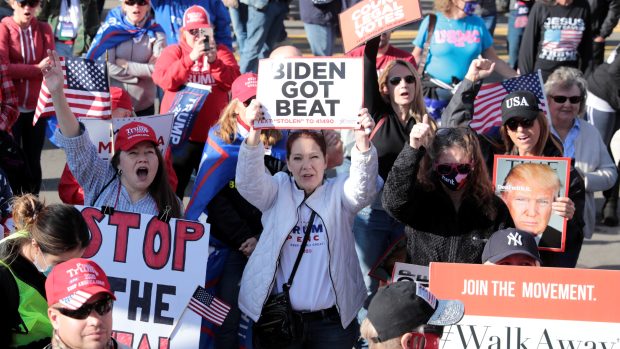 Podporovatelé stávajícího prezidenta Donalda Trumpa před sčítacím centrem v Detroitu ve státě Michigan. Demonstranti mají cedule s nápisy jako &quot;Bidena byl poražen&quot;, &quot;Sečtěte jen legální hlasy&quot; nebo &quot;Zastavte podvody&quot;