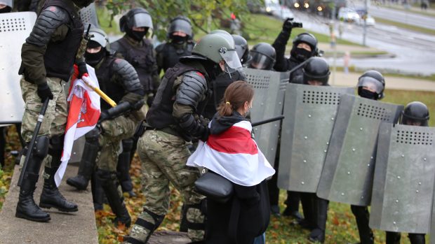 Příslušníci běloruských pořádkových sil zakročili proti demonstrantům.