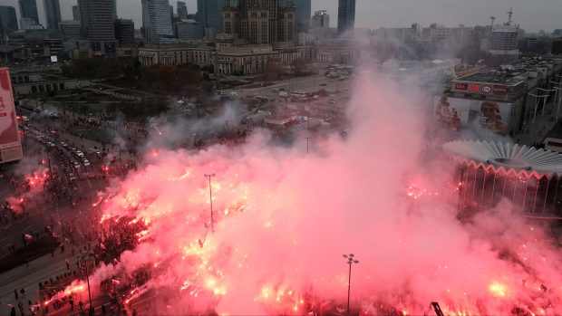 Tisíce lidí ve středu vyšly do ulic Varšavy v rámci Pochodu nezávislosti, který již několik let pořádá polská krajní pravice k výročí opětovného získání samostatnosti Polska v roce 1918. Někteří účastníci průvodu se střetli s policií, polská média hlásila i raněné. Policie řadu lidí zadržela. Starosta města pochod letos kvůli prudkému šíření koronaviru zakázal