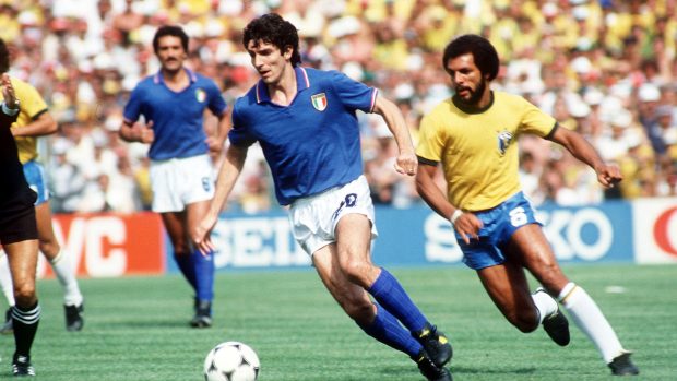 Italský útočník Paolo Rossi v zápase proti Brazílii na mistrovství světa 1982