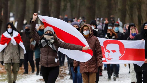 Mnozí protestující, už za zimního počasí, nesli bílo-červeno-bílé vlajky opozice.