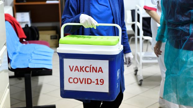 Vakcíny od firmy Pfizer se musí uchovávat ve velmi nízkých teplotách