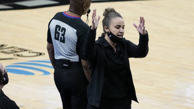 Trenérka basketbalistů San Antonia Becky Hammonová