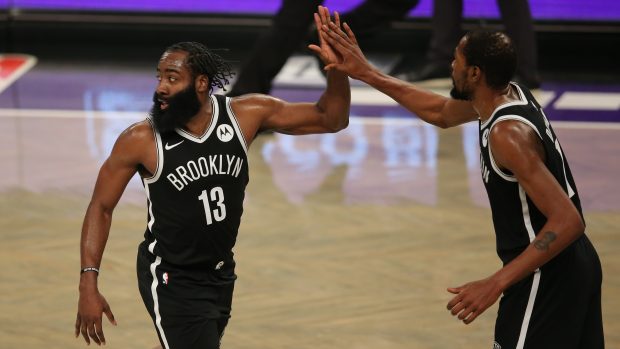 James Harden (vlevo) se spoluhráčem z Brooklynu Kevinem Durantem na archivním snímku