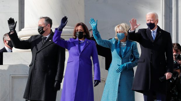 Budoucí prezident Joe Biden a manželkou Jill a nadcházející viceprezidentkou Kamalou Harrisovou