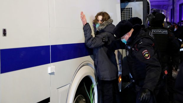 Kolem půlnoci moskevského času hlásí server OVD-Info přes 500 zadržených demonstrantů