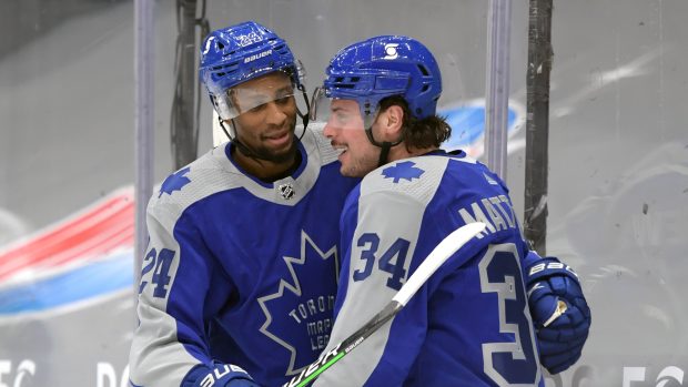 Hokejisté Toronta Wayne Simmonds (vlevo) a Auston Matthews se v retro dresech radují z gólu Vancouveru