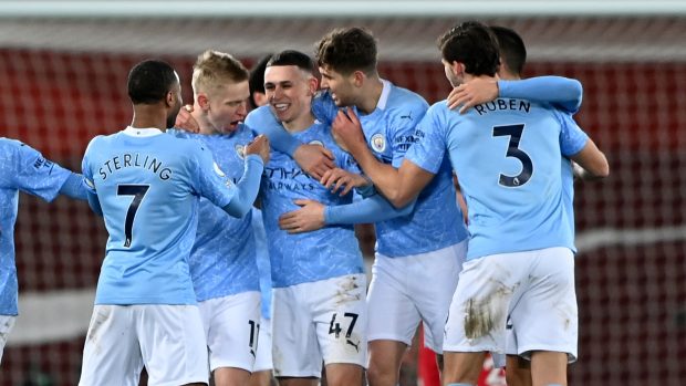 Hráči Manchesteru City se radují z gólu proti Liverpoolu.