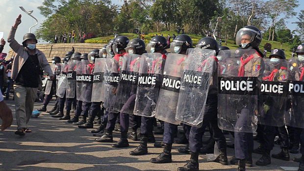 Policisté zasahující proti protestujícím v Barmě (8.2.2021)