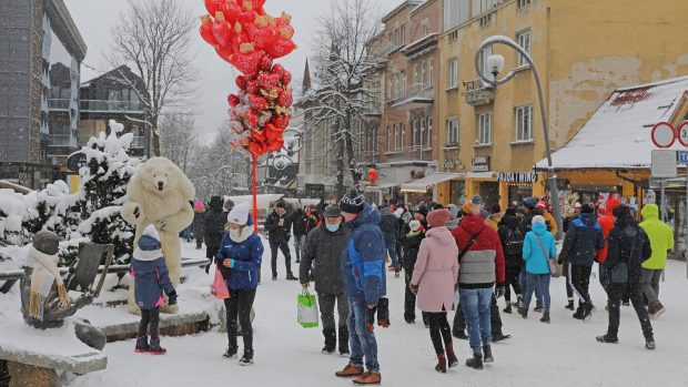 Turisté v horském středisku Zakopané.