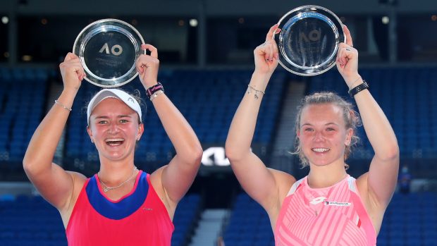 Barbora Krejčíková a Kateřina Siniaková s trofejemi za finále na Australian Open