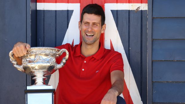 Novak Djokovič v pondělí pózoval s trofejí pro vítěze Australian Open na předměstí Melbourne v Brightonu