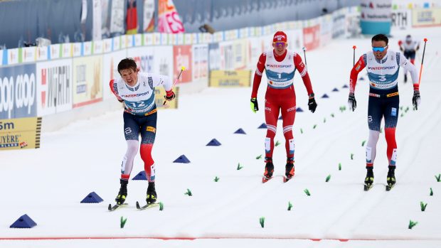 Johannes Hösflot Klaebo protíná jako první cílovou pásku závodu na 50 kilometrů