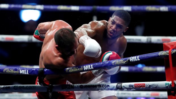 Anthony Joshua v souboji s Kubratem Pulevem