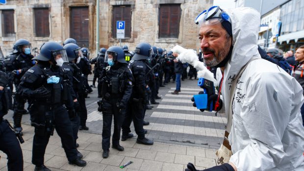 Strážci zákona proti agresivním demonstrantům použili obušky a slzný plyn.