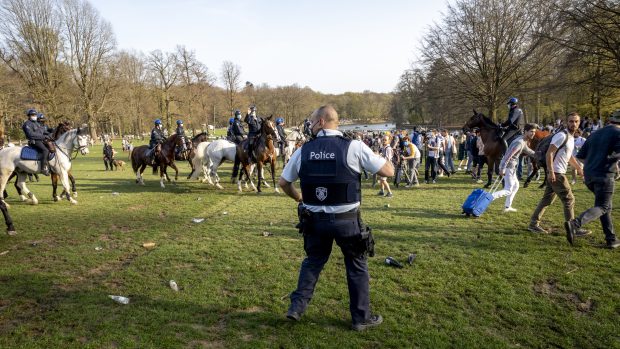 Do služby byli povoláni i policisté na koních