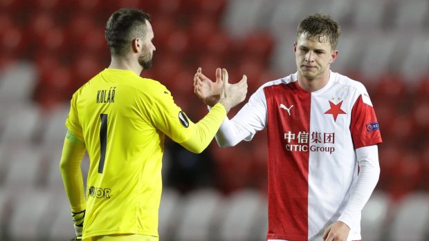 Brankář Slavie Ondřej Kolář (vpravo) se spoluhráčem Davidem Zimou