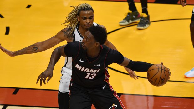 Nicolas Claxton z Brooklynu Nets brání Bama Adebaya z Miami Heat