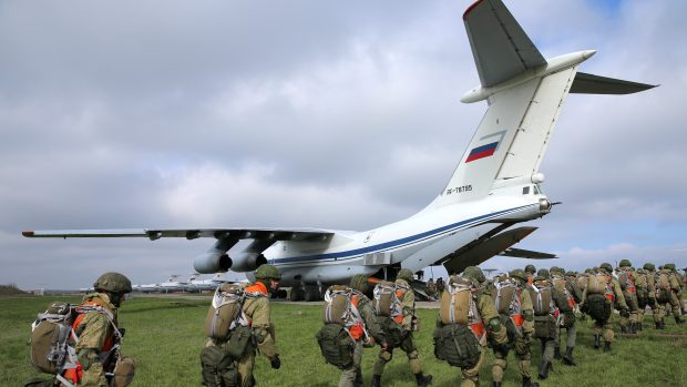 Do cvičení se podle ruského ministerstva obrany zapojily různé složky armády, mimo jiné také výsadkové vojsko (na snímku) či jednotky protivzdušné obrany